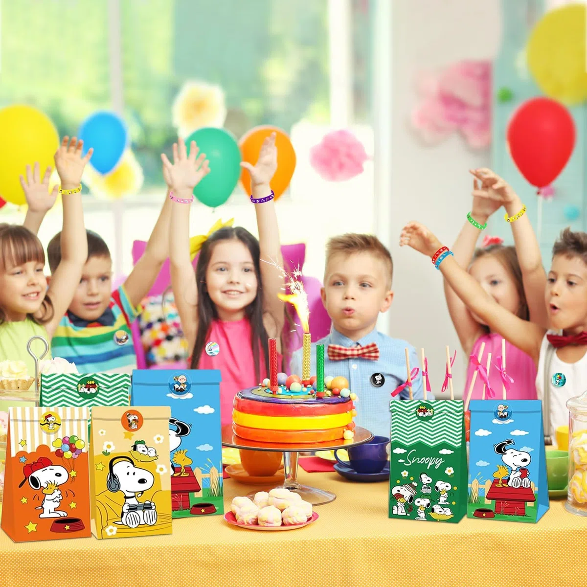 Yisscen 86 piezas Snoopy cumpleaños para niños: 12 pulseras de silicona, 12 insignias, 12 bolsas de regalo, 50 pegatinas
