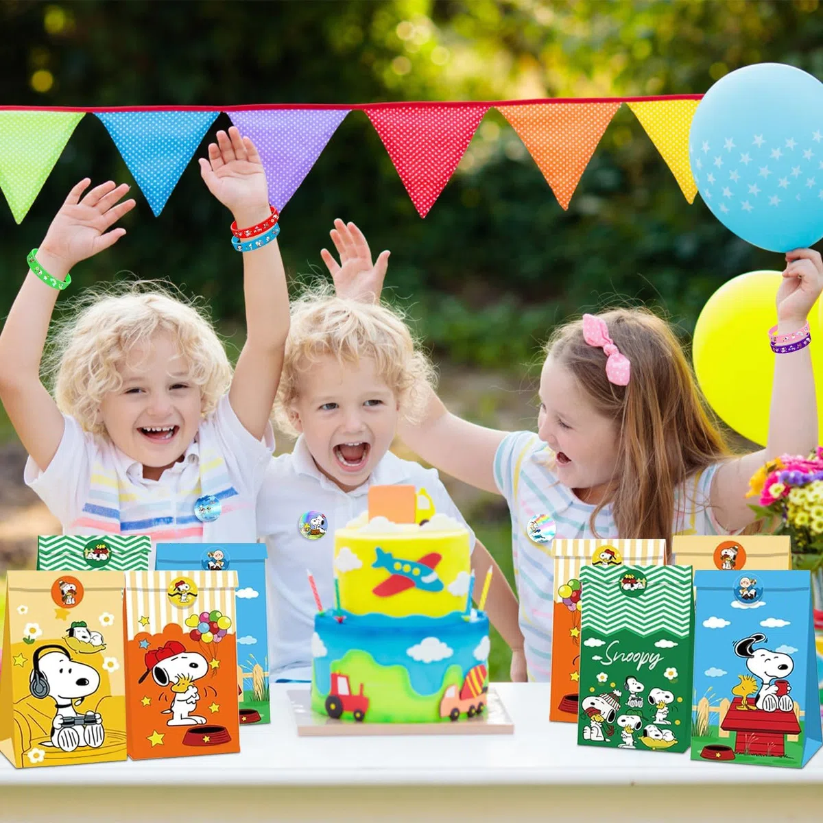Yisscen 86 piezas Snoopy cumpleaños para niños: 12 pulseras de silicona, 12 insignias, 12 bolsas de regalo, 50 pegatinas