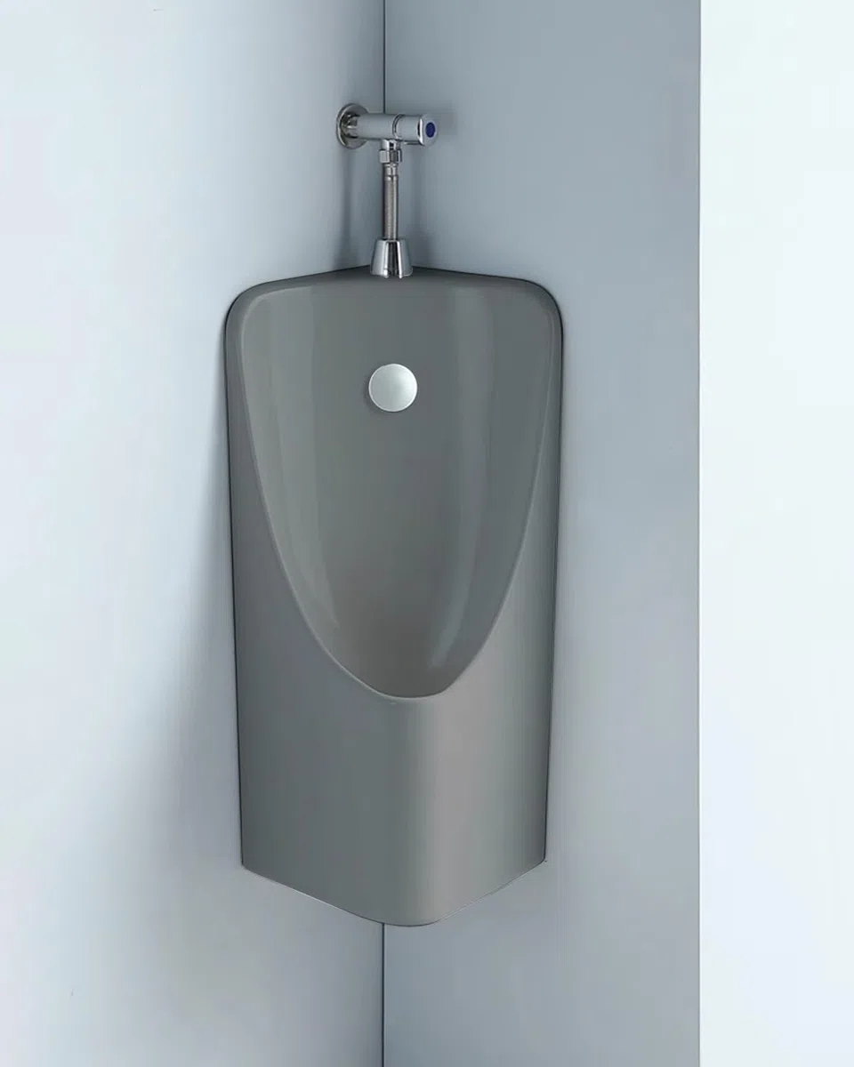 Urinario de esquina macho montado en la pared que ahorra espacio con diseño de drenaje eficiente de descarga manual, acabado gris, perfecto para baños de sótano y baños pequeños