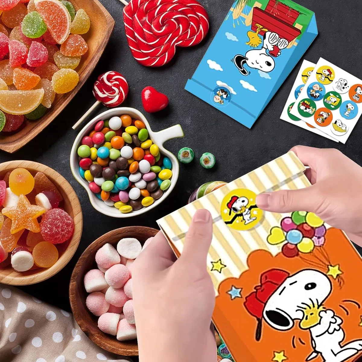 Yisscen 86 piezas Snoopy cumpleaños para niños: 12 pulseras de silicona, 12 insignias, 12 bolsas de regalo, 50 pegatinas
